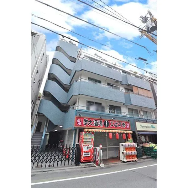 セザール学芸大学 最上階・角部屋の住戸。駅までは徒歩１分の距離で、毎日の通勤通学に便利です。