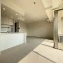 ザ・パークハウス本山日和町 採光面積が広いワイドリビング設計。LD部分には床暖房が設置されており、冬場も快適に過ごせます。