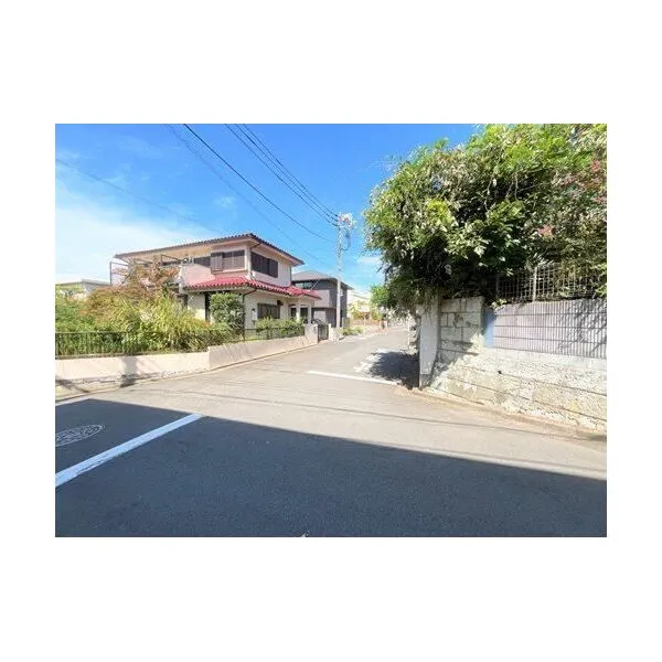 川崎市麻生区王禅寺西2丁目 【現地前面道路2025年9月撮影】