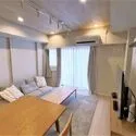 京王府中マンション 天井のアクセントクロスとダウンライトがお洒落なリビングダイニング