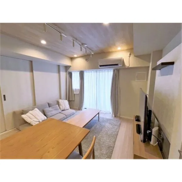 京王府中マンション 天井のアクセントクロスとダウンライトがお洒落なリビングダイニング
