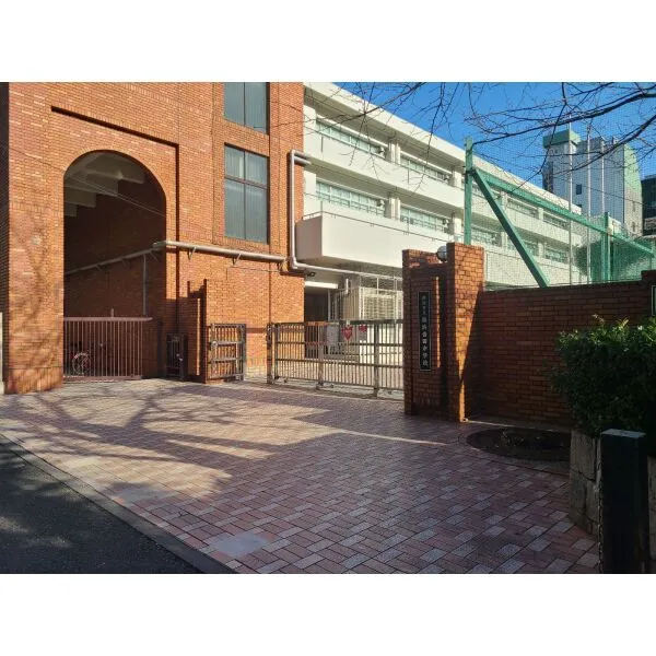 クレヴィスタ横浜関内 横浜市立横浜吉田中学校（中学校）まで約940m（徒歩12分）