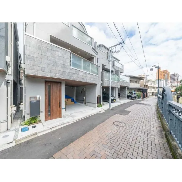 新宿区中井1丁目 前面道路(撮影年月:2026年09月)