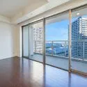 ブリリアグランデみなとみらいパークフロントタワー 【リビングダイニング・キッチン（約１３．４帖）】お部屋から横浜ベイブリッジを望みます。
