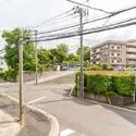 エンゼルハイム新子安 2階部分に所在。大通りから奥まった位置に住戸があるので、落ち着いて過ごすことができそうです。