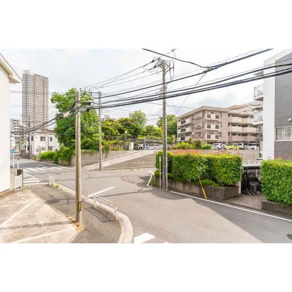 エンゼルハイム新子安 2階部分に所在。大通りから奥まった位置に住戸があるので、落ち着いて過ごすことができそうです。