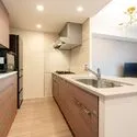 ブリリアシティ西早稲田 キッチン　造作のカップボードや三口 コンロなど利便性抜群です！