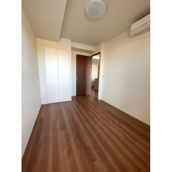 リヴァリエC棟 北西側洋室※家具・調度品は価格に含まれません。