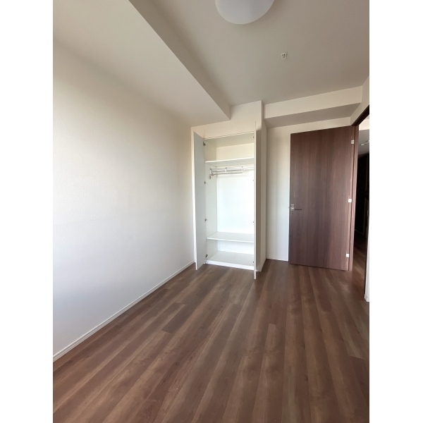 リヴァリエC棟 北西側洋室