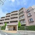 ライオンズマンション等々力緑地公園 2001年5月築、総戸数89戸の重厚感あるタイル貼りのマンションです。