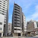 オープンレジデンシア本郷後楽園 外観：写真中央 グレイッシュのカラー、角地側は質感の違うタイルの外観