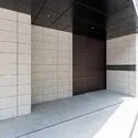オープンレジデンシア本郷後楽園 アプローチ：白山通り沿いに面したタイル張りのアプローチ
