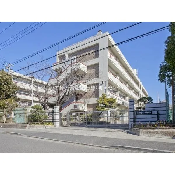 横浜市青葉区美しが丘西３丁目 横浜市立すすき野中学校 約830m