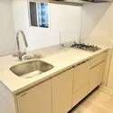オーベルアーバンツ秋葉原 2口コンロ・浄水機能付き水栓。食洗機付。現在居住中のため室内現況が異なります。2026年5月撮影
