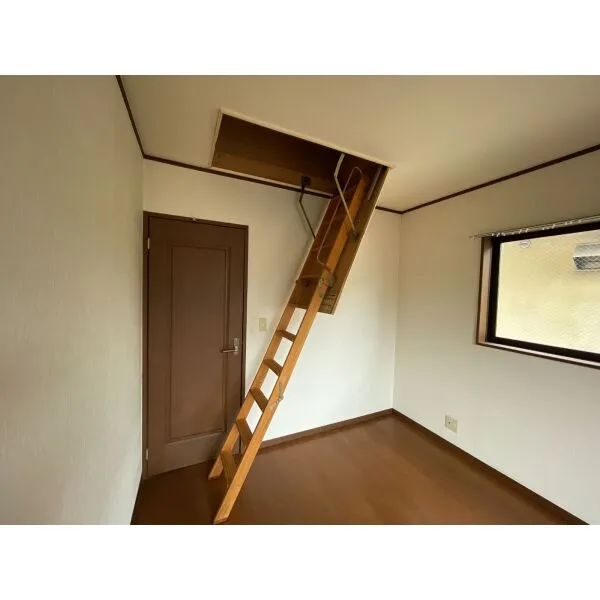 綾瀬市深谷上２丁目 2階南東側洋室（小屋裏収納）