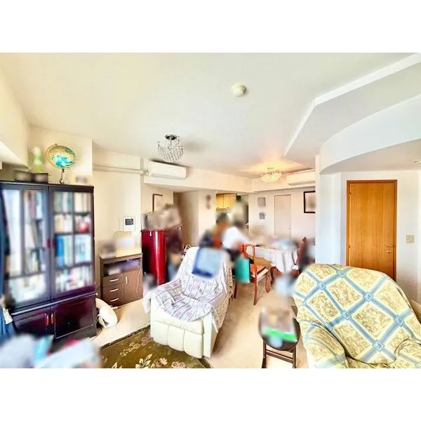 グランドステージ海岸通り LDKを通って各部屋へつながるセンターリビング。