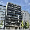 アーデルディア西横浜 整形のフォルムにガラス手摺と縦横のマリオンを組み合わせたスタイリッシュな外観デザイン