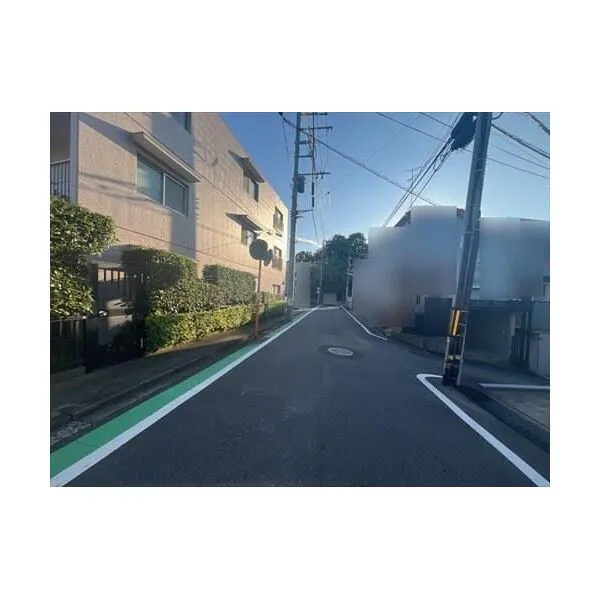 ライオンズマンション沢渡 前面道路(1)（Ｒ８年９月撮影）
