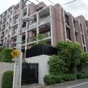 プレミアスイート外苑の杜 鮮やかな印象を残す薄紅色をベースとした外観