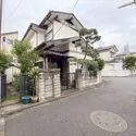 練馬区石神井台６丁目 前面道路を含む現地（物件：左手）