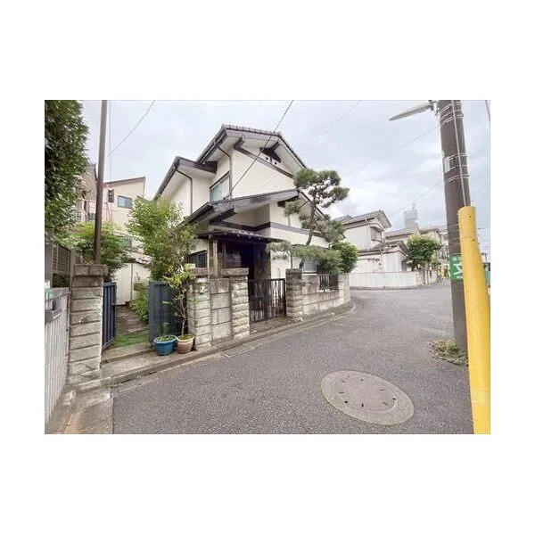練馬区石神井台6丁目 前面道路を含む現地(物件:左手)