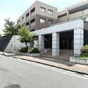 ライオンズテラス本鵠沼ガーデンコート 第一種低層住居専用地域に建つ地上3階建ての建物外観