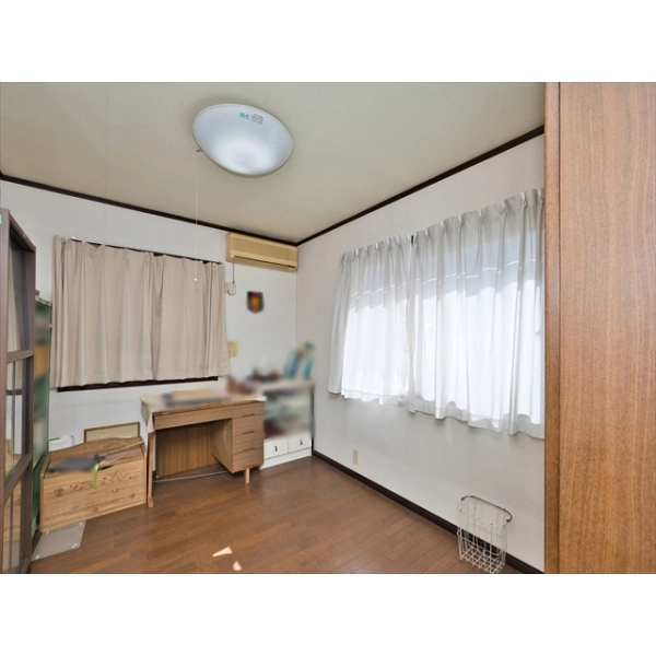 町田市三輪緑山３丁目 ２階南東側洋室。家具・調度品は価格に含まれません。