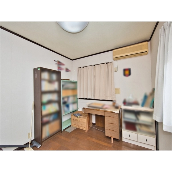 町田市三輪緑山３丁目 ２階北東側洋室。家具・調度品は価格に含まれません。