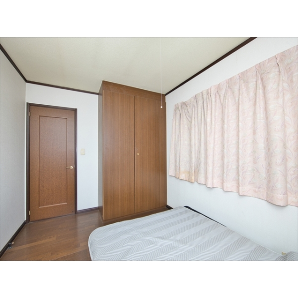 町田市三輪緑山３丁目 ２階南西側洋室。家具・調度品は価格に含まれません。