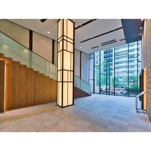 プラウドシティ大田六郷フォレスト街区棟 エントランス：層吹き抜けの空間にブラウンを基調としたデザインです