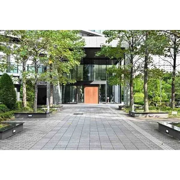 シティタワー品川 豊かな植栽に彩られたゆとりあるエントランスアプローチ。管理会社による日勤管理が行われています。