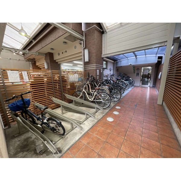 レジュールアッシュ梅田イースト 駐輪場