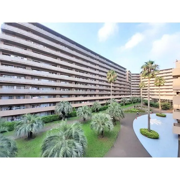 ヨコハマアイランドガーデン 【外観】ヤシの木がシンボルの南国リゾート風のマンションです。敷地にゆとりがあり、共用施設も充実・・・