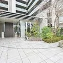 プラウド世田谷千歳台 シンボルツリーにシダレザクラを配置しています。