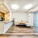 プラウド船橋本町通り LDK：柱をバルコニーに設置したアウトフレーム工法