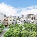 浅草タワー 低層階ながら開放感のある眺望が魅力。晴れた日には爽快な青空と緑を望み、リラックスして過ごせそうです。