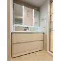 パティオ西横浜 身だしなみを整えやすい、三面鏡タイプの洗面化粧台です。