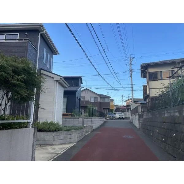 柏市あかね町 前面道路含む外観