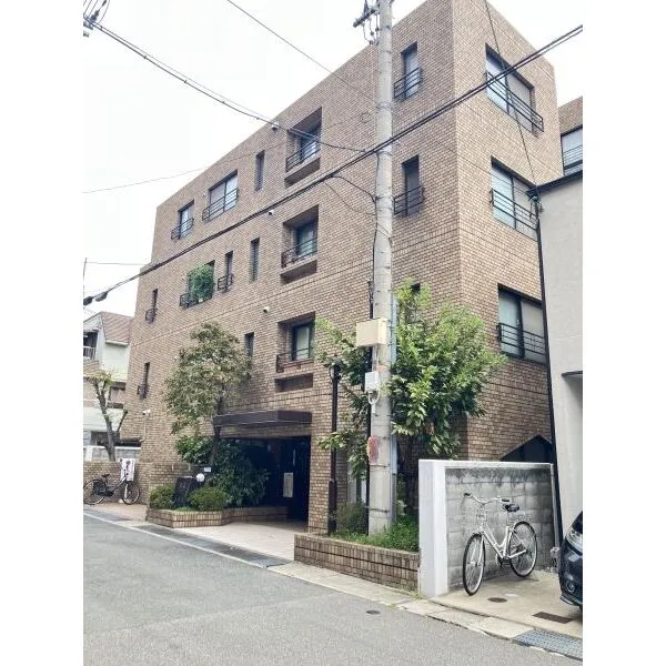 ルネ本山南 自然光が差し込む、開放感あふれるエントランスです。