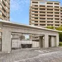 セントラルガーデン・レジデンスA棟 駐車場には防犯性の高いシャッターゲートが備わっています。出入庫の際も見通しがよくスムーズです。