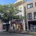 多摩市東寺方１丁目 外観：写真中央の建物