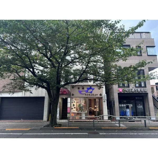 多摩市東寺方1丁目 一棟ビル 外観:写真中央の建物