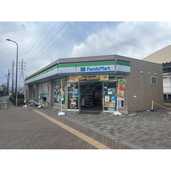 立川市西砂町１丁目 ファミリーマート西武立川駅南口店（コンビニ）まで約300m（徒歩4分）