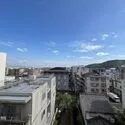 嵐山グランドシティ 天気の良い日は晴れ渡る青空を望みます。最上階部分につき、上階からの足音なども気になりません。