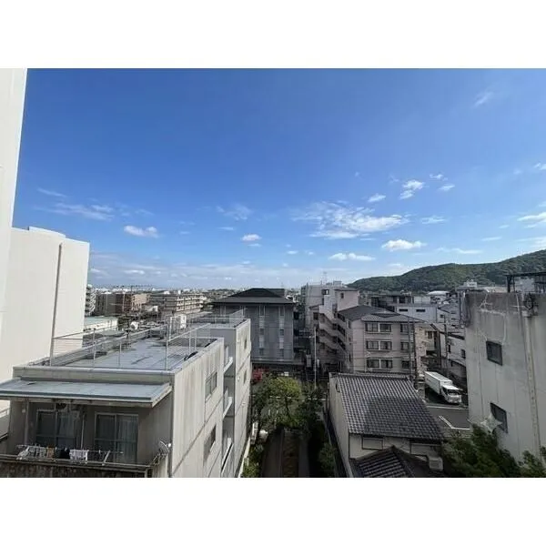 嵐山グランドシティ 天気の良い日は晴れ渡る青空を望みます。最上階部分につき、上階からの足音なども気になりません。