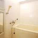 嵐山グランドシティ 一日の疲れをゆったりと癒す浴室です。シャンプー類を置くことができる棚や鏡が設けられています。