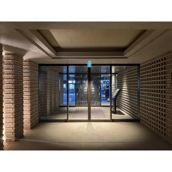 プラウド日本橋大伝馬町 折上天井や飾り壁を施したエントランスホール