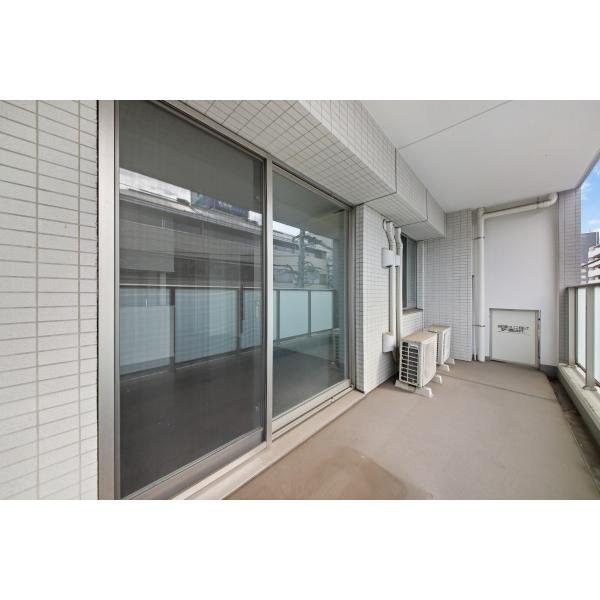 ルジェンテ吉祥寺 LDと洋室に面する南西側バルコニー