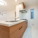 横浜市港北区大曽根台 食洗機・浄水器・カップボード付きの対面式キッチン◇天井ダウンライト部分にスピーカー付き