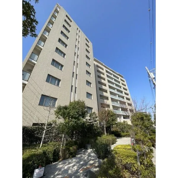 ライオンズ多摩川レジデンス 建物東側には安らぎを感じる緑道